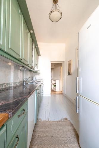 2ndhomes 2BR City Center Apartment with Balcony & Park view - image 3