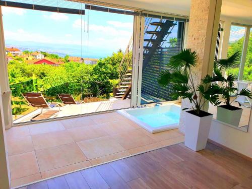 Pool and Jacuzzi Luxury Apartments in เบรกี