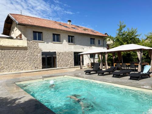 Gîte 5 chambres piscine vue montagne gîte à louer Marchamp