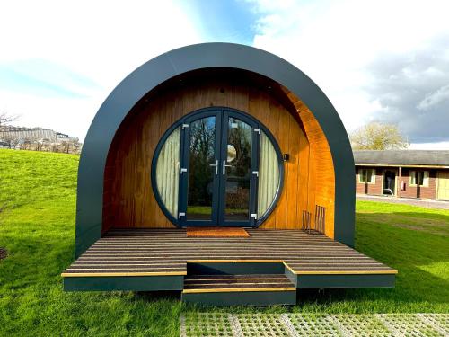 A szálláshely kívülről, Rowan Hobbit Pod at Cowbridge Cabins in Cowbridge