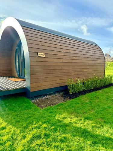 A szálláshely kívülről, Rowan Hobbit Pod at Cowbridge Cabins in Cowbridge