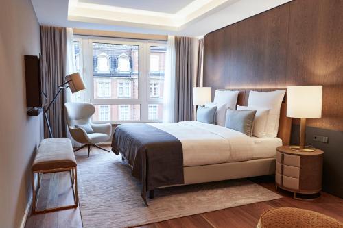 โรงแรมชไตเกนแบร์เกอร์ ฮัมบวร์ค (Steigenberger Hotel Hamburg) near โกดังชไปเคอชตัท