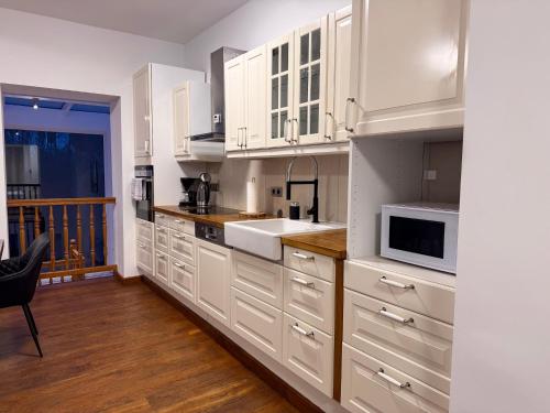 T&K Apartments - 8 Room Detached house - 6 min to Messe DUS - Private Parking, Düsseldorf (Foto 5)