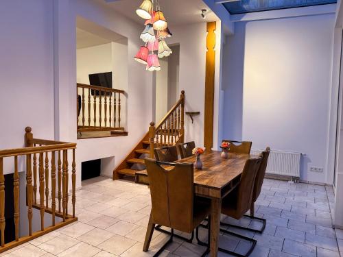 T&K Apartments - 8 Room Detached house - 6 min to Messe DUS - Private Parking, Düsseldorf (Foto 6)