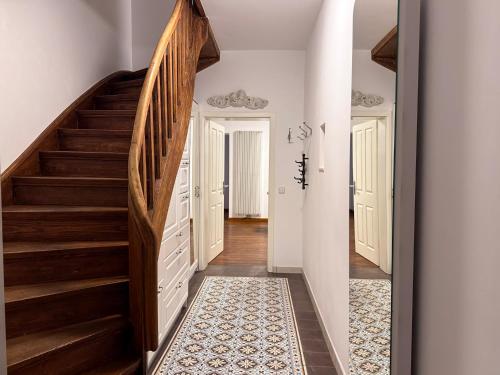 T&K Apartments - 8 Room Detached house - 6 min to Messe DUS - Private Parking, Düsseldorf (Foto 3)