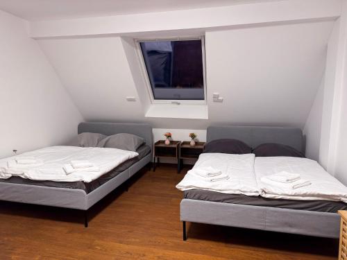 T&K Apartments - 8 Room Detached house - 6 min to Messe DUS - Private Parking, Düsseldorf (Foto 7)