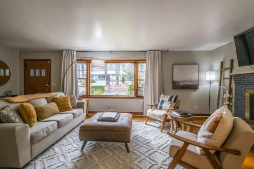 Pet-Friendly Retreat~$375 Free Activities Daily in Hendersonville, USA