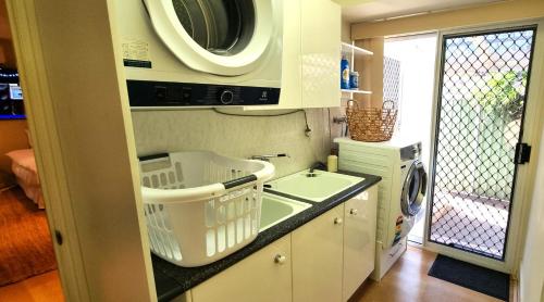 Gold Coast 6 BR House with Pool in Robina