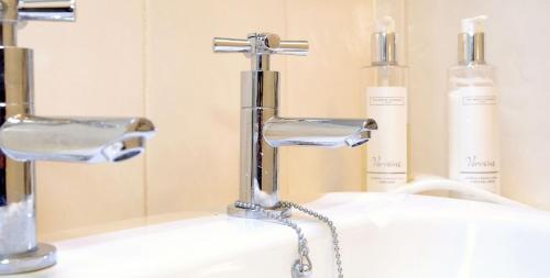 Fonthill Apartment - image 13