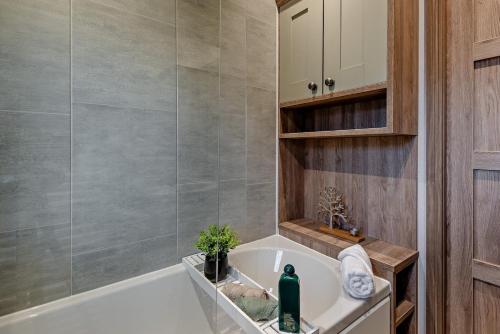 Kingfisher Lodge - Lakeside Lodge With Hot Tub