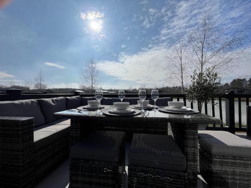 Kingfisher Lodge - Lakeside Lodge With Hot Tub