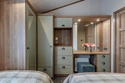 Kingfisher Lodge - Lakeside Lodge With Hot Tub