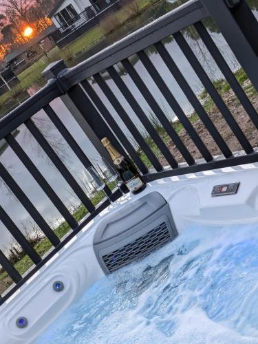 Kingfisher Lodge - Lakeside Lodge With Hot Tub