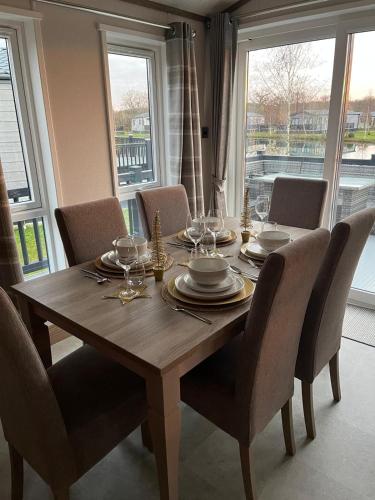 Kingfisher Lodge - Lakeside Lodge With Hot Tub