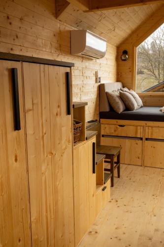 Tiny house s vyhřívacím koupacím sudem (Tiny house s vyhrivacim koupacim sudem) in Nove Hrady U Skutce