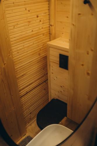 Baño, Tiny house s vyhřívacím koupacím sudem (Tiny house s vyhrivacim koupacim sudem) in Nove Hrady U Skutce