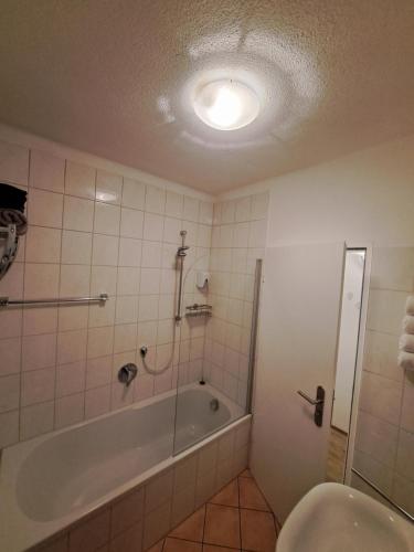 淋浴間, Family House in 萊法伊姆