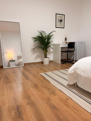 Cozy Private Room with Terrace & Workspace, Brussels (photo 7)