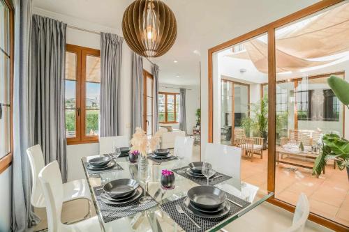 Villa con piscina climatizada y vistas al Golf in ลาส โคยาส