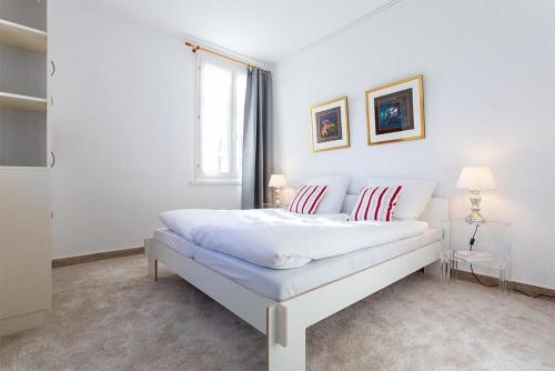 1 queen bed, 1 sofa bed