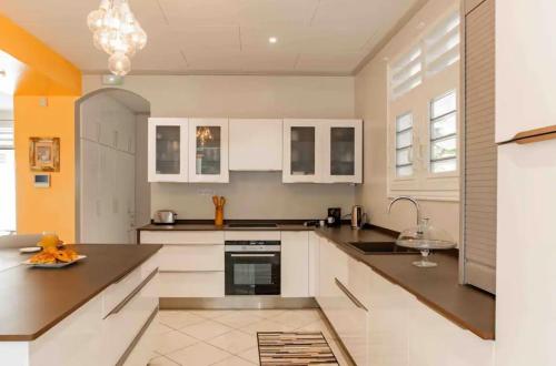 Kitchen, Villa Aquaterra 200m2 - jacuzzi privatif chambre parentale, piscine, garage in Matoury