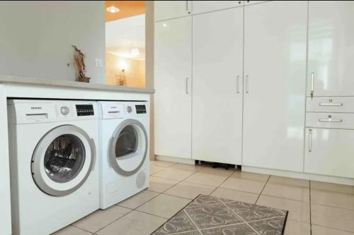 Villa Aquaterra 200m2 - jacuzzi privatif chambre parentale, piscine, garage in Matoury