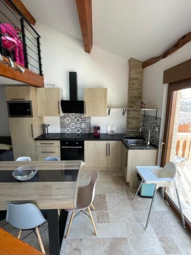 keuken, studio cosy a la ferme in Nogaret