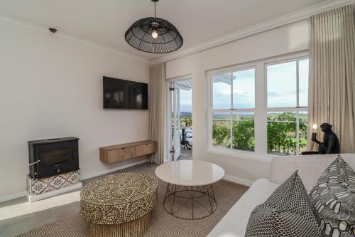 Shared lounge/TV area, Plettenvale Wines in Plettenberg Bay