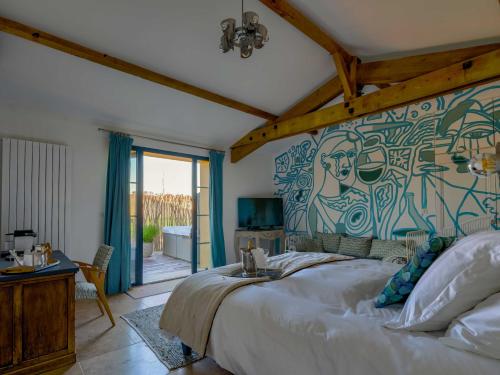Book the Deluxe Suite with Spa Bath Deluxe Suite with Spa Bath