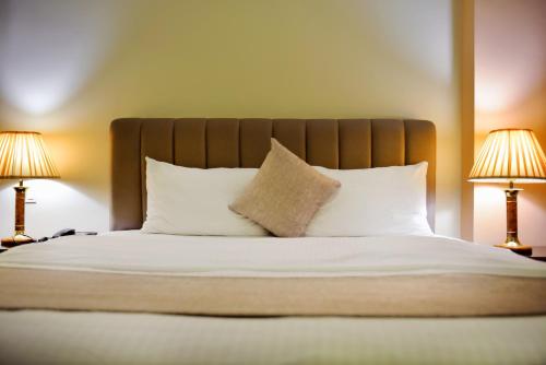 Deluxe Double Room image 2