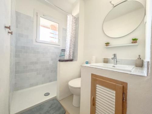 Shower, Studio avec terrasse et parking a Saint-Raphael near Pizza Johnny
