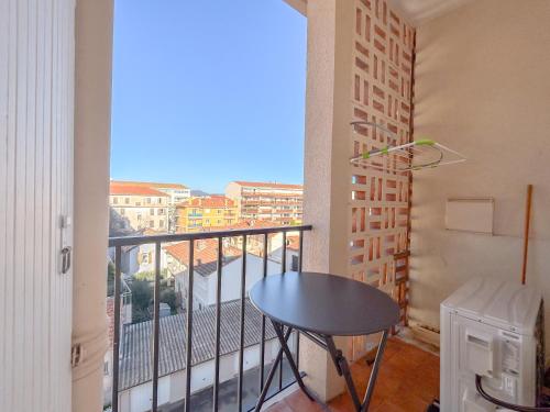 View, Studio avec terrasse et parking a Saint-Raphael near Pizza Johnny