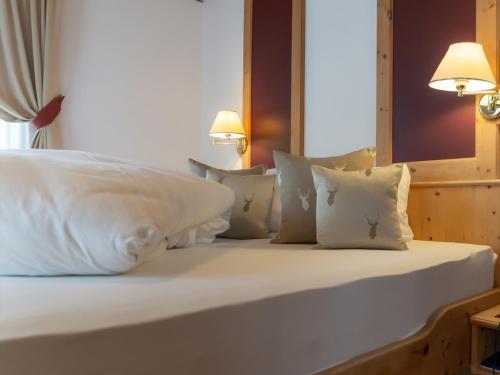 Standard Twin Room with Mountain View