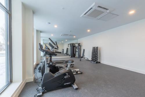 1 Bedroom Suite with FREE Parking in Downtown, Walk to Prudential Center, Airport in 15 min, Sleeps 5 plus Crib in Newark, USA