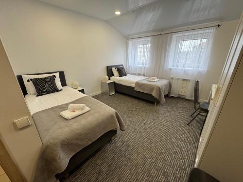 Twin Room with Private Bathroom image 4