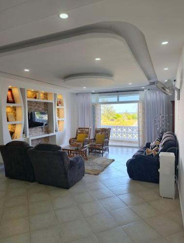 Zona de TV/saló-bar comuns, Modern Couzy Suites 2Bdrms in Malindi