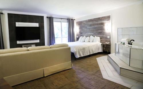 Honeymoon Suite with King Bed and Jacuzzi - Non-Smoking