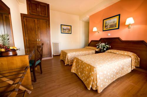 Hotel Monarque Cendrillon Located in Barriada de los Pacos, Hotel Monarque Cendrillón is a perfect starting point from which to explore Fuengirola. The property offers guests a range of services and amenities designed to prov