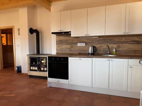 廚房, Hellerovy Dvory in 簡妮