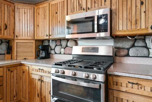 Fife Lake Lodge 2BR with Kitchen & Lake Views - image 8