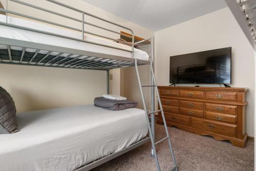 Fife Lake Lodge 2BR with Kitchen & Lake Views - image 10