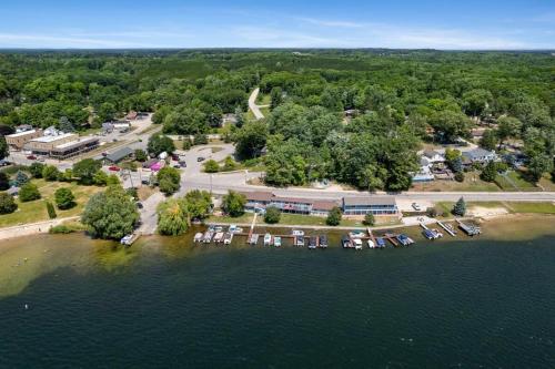 Fife Lake Lodge 2BR with Kitchen & Lake Views - image 3