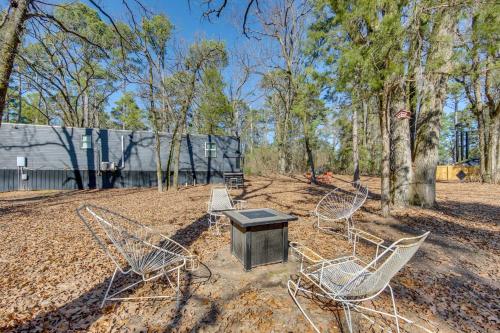 Winnsboro Tiny House with Trails, Yard Games and More! in Winnsboro (TX)