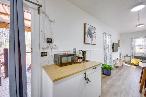 Winnsboro Tiny House with Trails, Yard Games and More! in Winnsboro (TX)