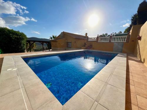 Captivating 2-Bed Villa in Alcaucin