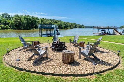 Pelican Estates Lake House at Cedar Creek Lake, Log Cabin