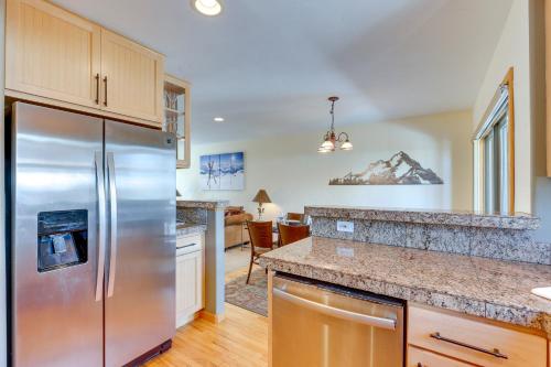 Airy Winter Park Getaway with Private Hot Tub! - image 6