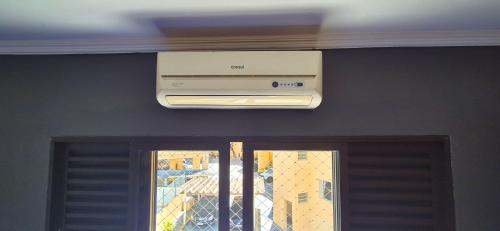 ESD01- Ar Condicionado 5min a pe da Praia da Enseada, Apartamento in Vila Julia