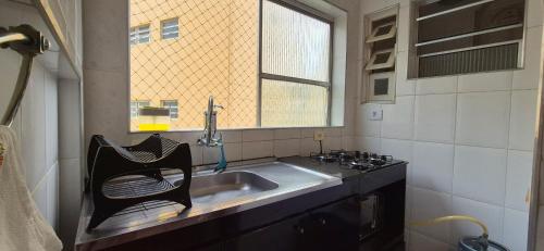 Kitchen, ESD01- Ar Condicionado 5min a pe da Praia da Enseada, Apartamento in Vila Julia