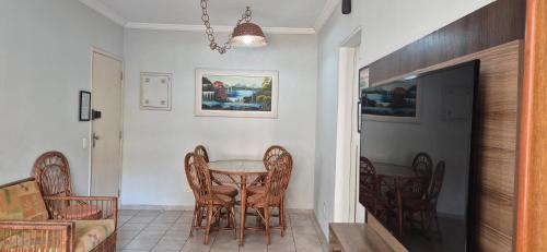 Shared lounge/TV area, ESD01- Ar Condicionado 5min a pe da Praia da Enseada, Apartamento in Vila Julia